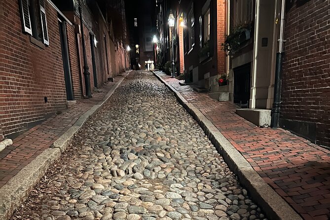 2-Hour Beacon Hill True Crime Expert Guided Tour - Meeting at the Massachusetts State House, then walking a quieter Beacon Hill