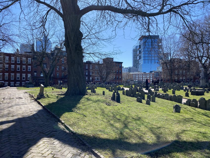 Boston: Freedom Trail Guided Walking Tour in French - More than monuments: the guide connects abolition, education, immigration, and modern Boston