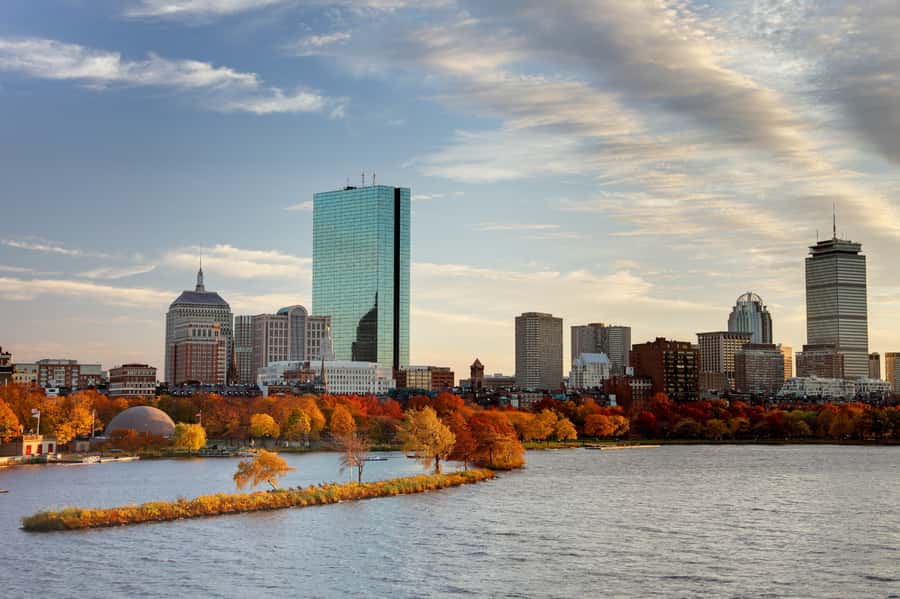 Boston Harbor Fall Foliage Weekend Brunch Cruise - Entering the Weekend: Rowes Wharf to Your 2-Hour Harbor Loop