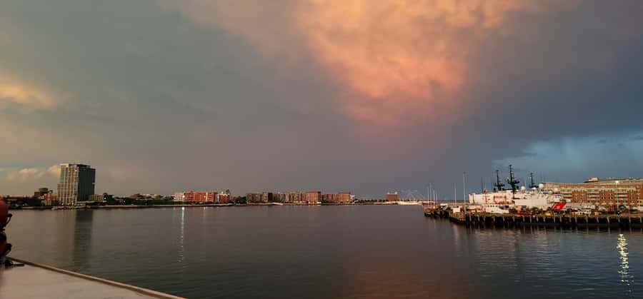 Boston Harbor: Full Moon Cruise with Champagne Option - Should You Book This Full Moon Cruise?