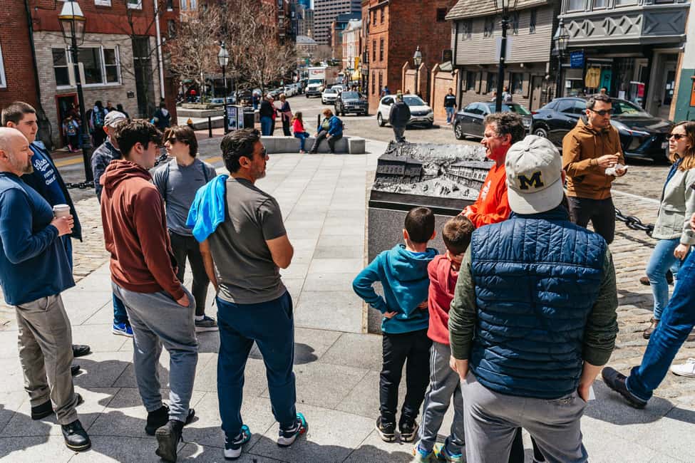 Boston: North End Pizza Walking Tour with 3 Slices & Cannoli - Bunker Hill Monument and the Route’s Rhythm