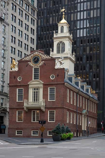 Boston: North End Walking Tour with Private Harbor Cruise - On foot to the waterfront: getting from history streets to harbor views