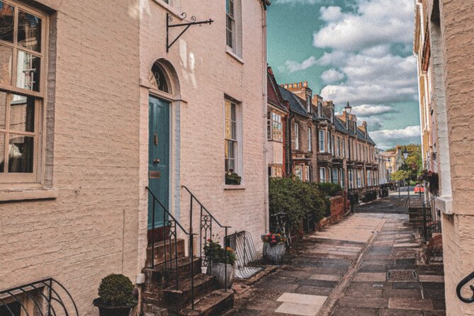 Cambridge Instagram Self-Guided Tour - Top Photo Spots - Stop 1: Saint Edward’s Passage for bookstores and narrow street vibes