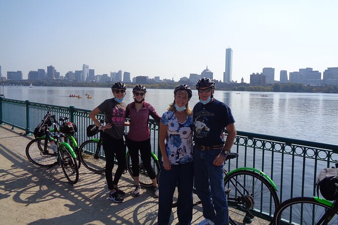 Comfort Hybrid Boston City Bike Rental - The Charles River bike ride to the Fenway area (about 30 minutes)