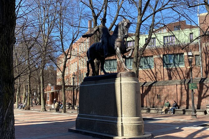 Freedom Trail Walking Tour in Boston in French - Beacon Hill landmarks: the Massachusetts State House dome and Old City Hall