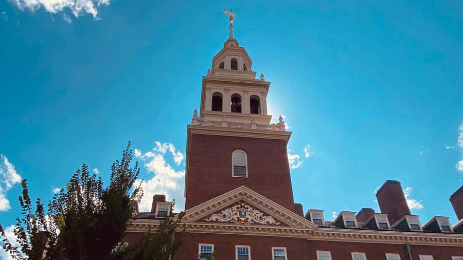 Harvard: America's oldest university - walking tour in French - Harvard Yard: the historic courtyard that frames everything
