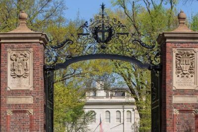 Illustrious Schools: Group Tour of MIT And Harvard - Getting there without stress: Ripple Cafe to Harvard Square