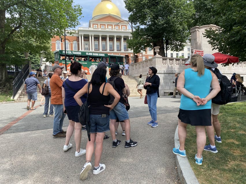 Old Boston: Beacon Hill & Back Bay Walking Tour in French - Boston Public Garden (15 Minutes): A Short Stop That Ties Time Periods Together