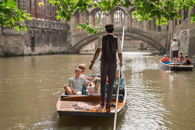 Punting Tour in Cambridge - St John’s covered bridge: the stop that feels like a scene