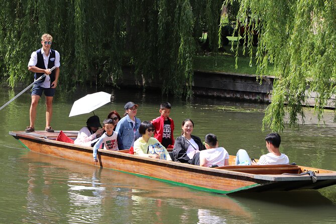 Shared Punt Tour - Cambridge - Clare College and Clare College Gardens on both sides of the river
